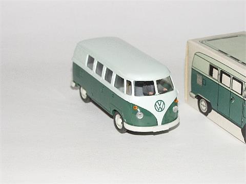VW-Bus, papyrusweiß/diamantgrün (im Ork)