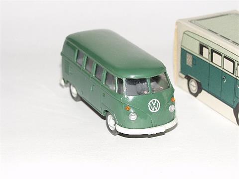 VW-Bus, diamantgrün (im Ork)