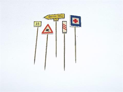 Konvolut 5 Verkehrszeichen-Anstecknadeln