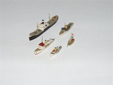 Konvolut 5 kleine Schiffe (mit braunen Decks)