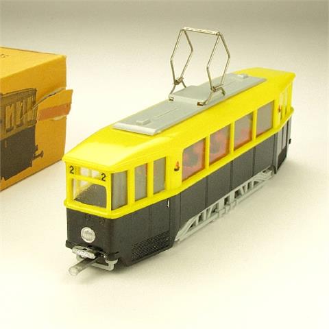 V 40- Straßenbahn, gelb/schwarz (im Ork)