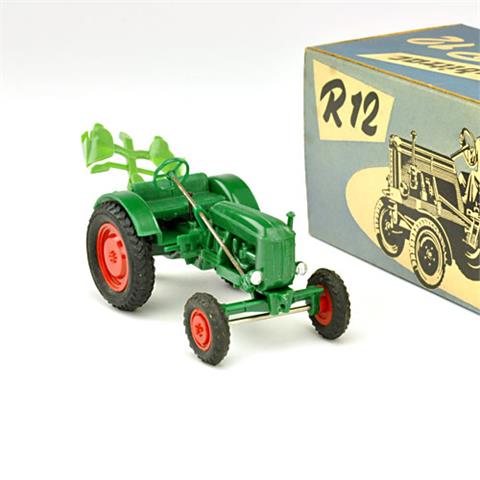 Traktor Hanomag R 12, dunkelgrün (im Ork)