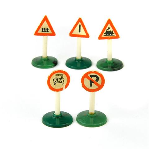 Konvolut 5 Verkehrszeichen (Sockel misch-grün)