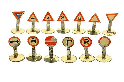 Konvolut 13 Verkehrszeichen aus Blech