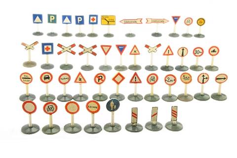 Konvolut 43 Verkehrszeichen (Typ 1)