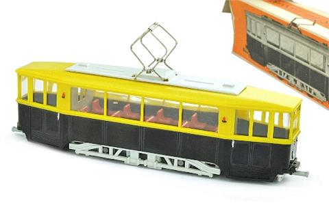 V 40- Straßenbahn, gelb/schwarz (im Ork)