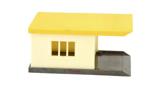 Haus zur Tankstelle, gelb/cremeweiß